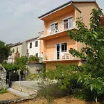 Apartman Fuer 3 Personen- Mit Balkon Und Meerblick By Interhome